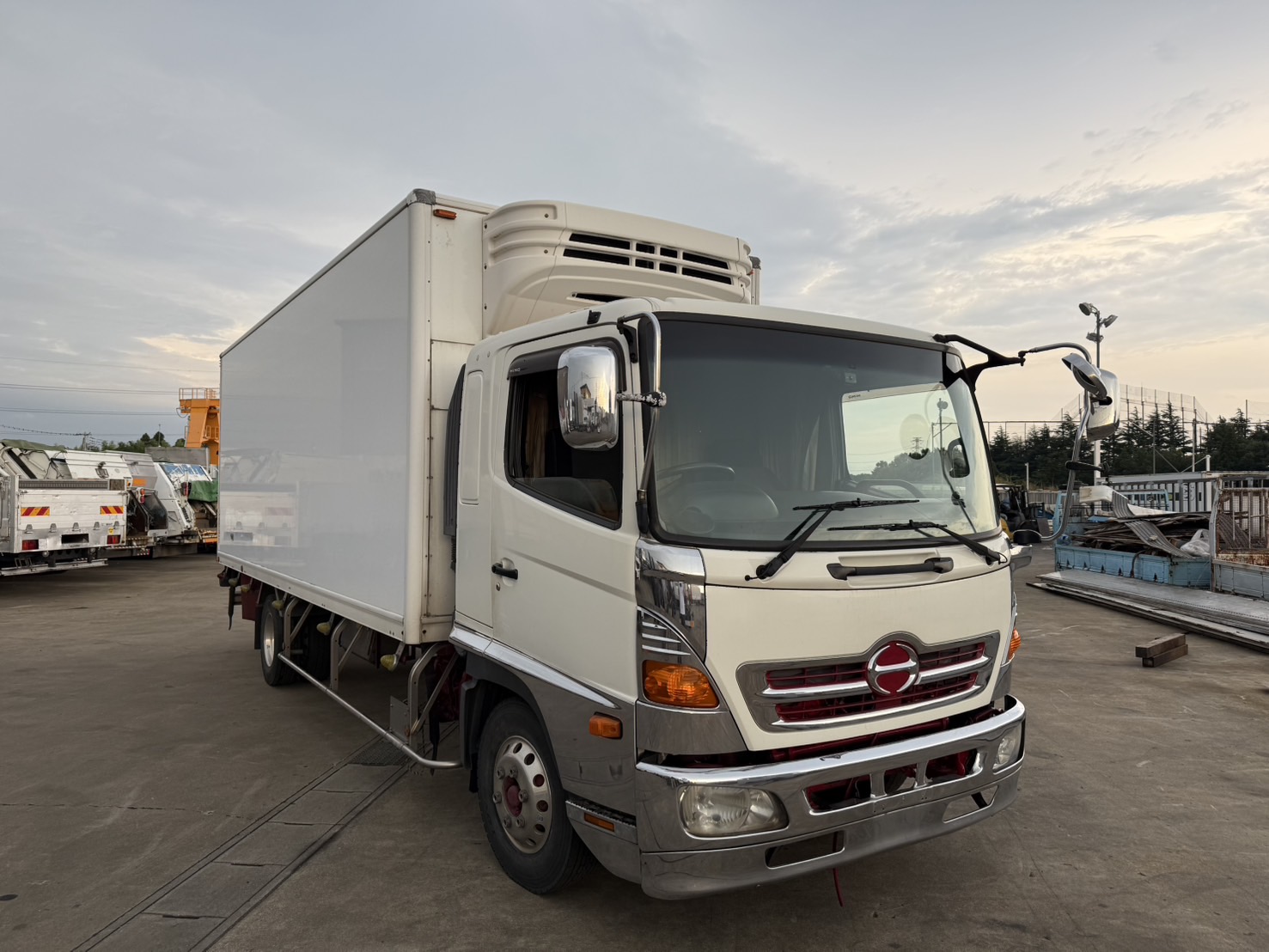 日野 レンジャー 冷蔵冷凍車